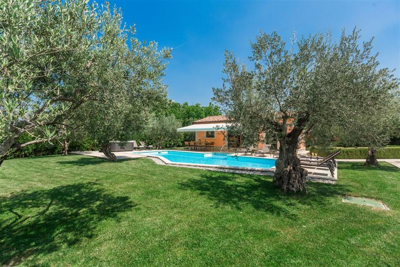 Villa Ulika s bazenom rustikalnog ugođaja