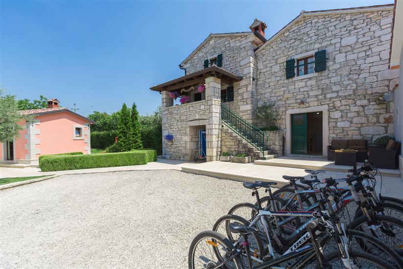 Villa Ulika s bazenom rustikalnog ugođaja