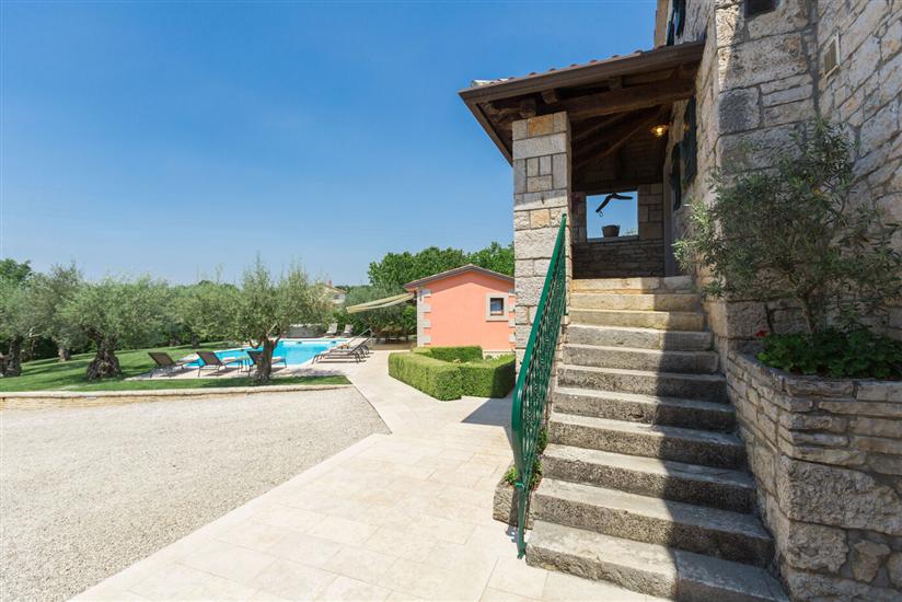 Villa Ulika s bazenom rustikalnog ugođaja