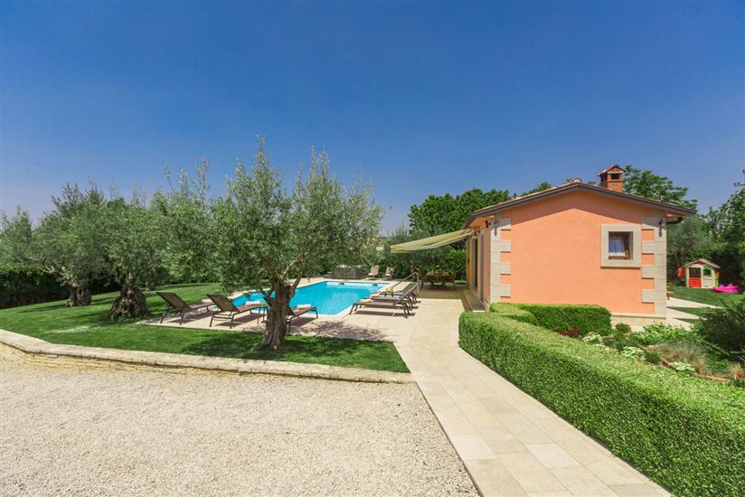 Villa Ulika s bazenom rustikalnog ugođaja