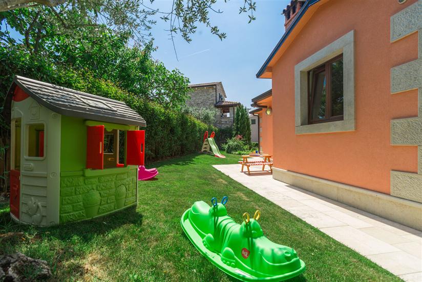 Villa Ulika s bazenom rustikalnog ugođaja