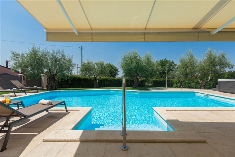 Villa Ulika s bazenom rustikalnog ugođaja