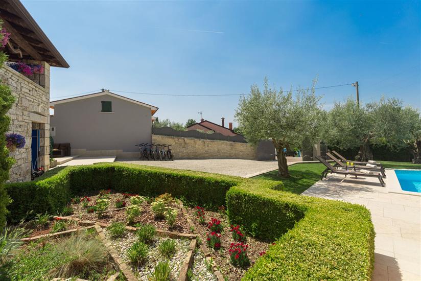 Villa Ulika s bazenom rustikalnog ugođaja