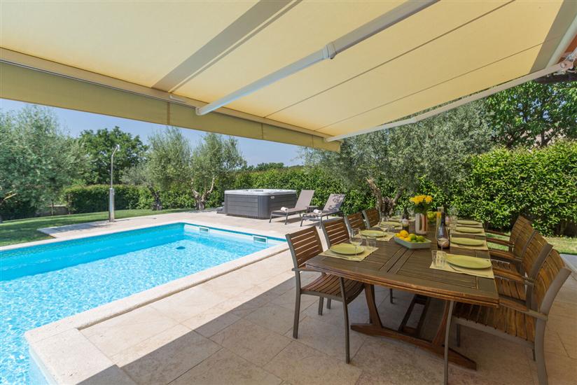 Villa Ulika s bazenom rustikalnog ugođaja