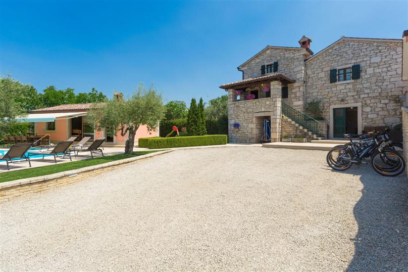 Villa Ulika s bazenom rustikalnog ugođaja