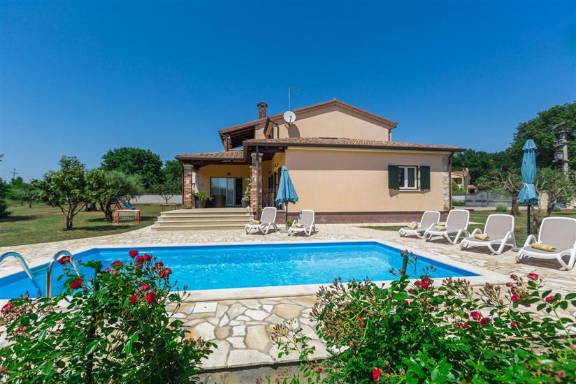 Villa Natura s bazenom okružena zelenilom