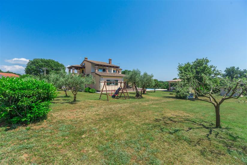 Villa Natura s bazenom okružena zelenilom