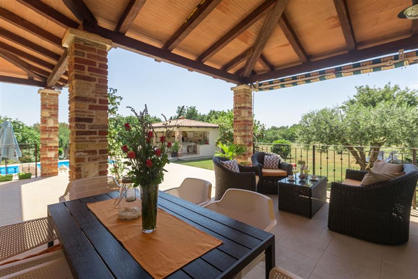 Villa Natura s bazenom okružena zelenilom