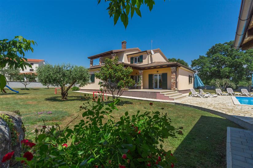 Villa Natura s bazenom okružena zelenilom