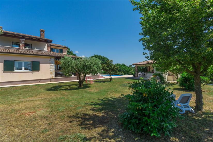 Villa Natura s bazenom okružena zelenilom