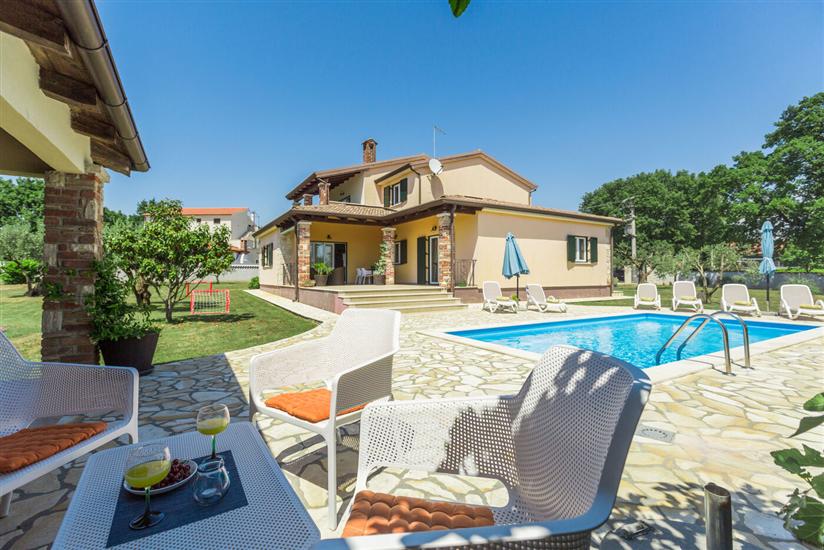 Villa Natura s bazenom okružena zelenilom