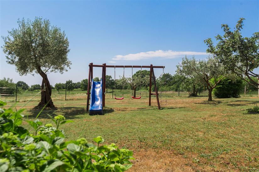 Villa Natura s bazenom okružena zelenilom