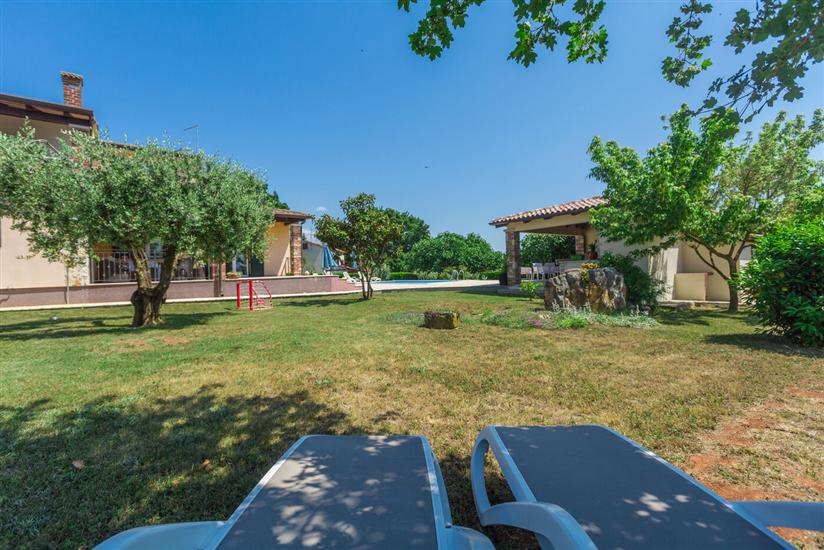 Villa Natura s bazenom okružena zelenilom