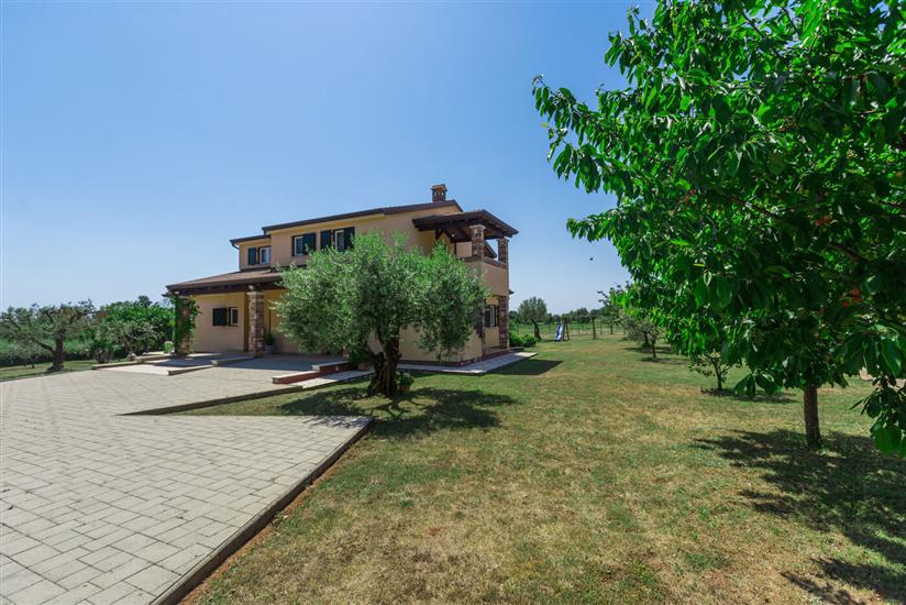 Villa Natura s bazenom okružena zelenilom