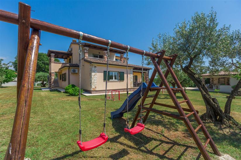 Villa Natura s bazenom okružena zelenilom