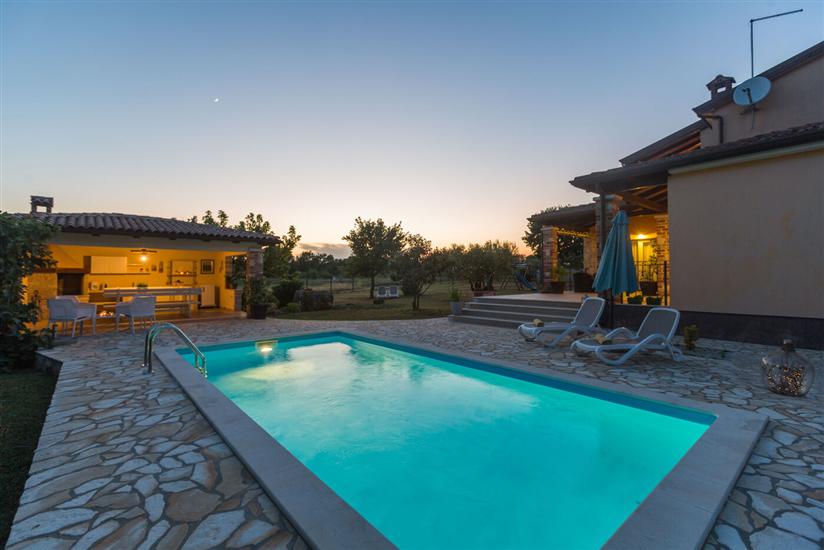 Villa Natura s bazenom okružena zelenilom