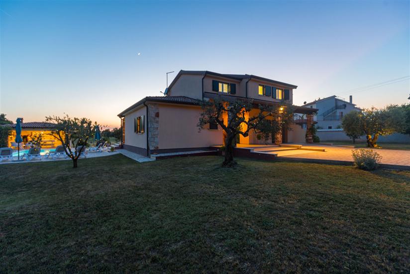 Villa Natura s bazenom okružena zelenilom