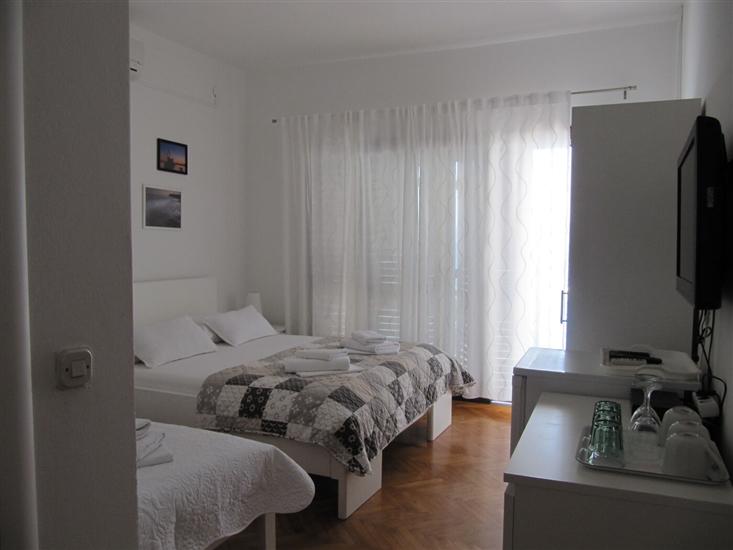 Room S2, for 3 persons