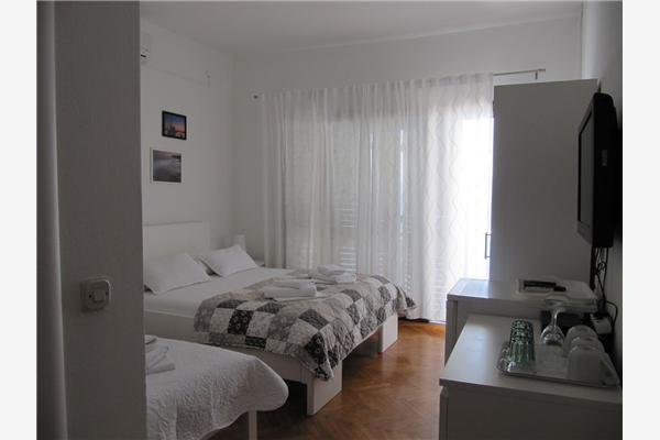 Room S2, for 3 persons