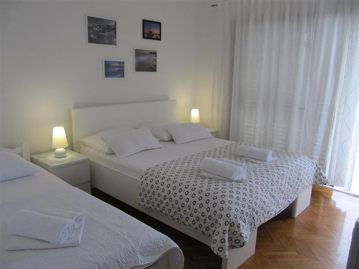 Room S2, for 3 persons