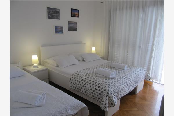 Room S2, for 3 persons