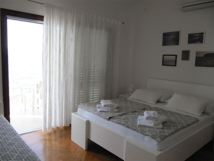 Room S3, for 3 persons