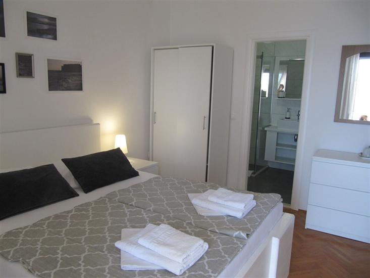 Room S3, for 3 persons