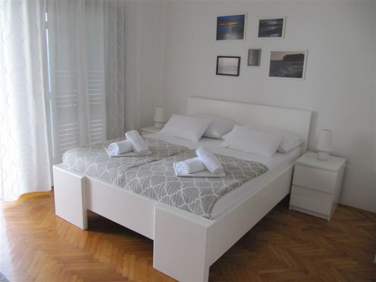 Room S3, for 3 persons