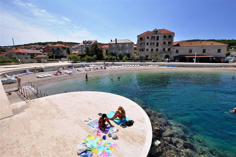 Apartmaji Postira uz more