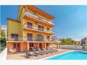 Apartmaji Panorama Crikvenica, Kvadratura 120,00 m2, Namestitev z bazenom