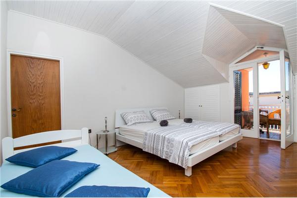 Room S1, for 2 persons