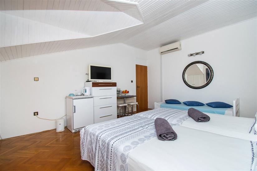 Room S1, for 2 persons