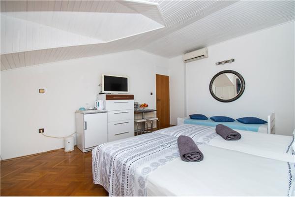 Room S1, for 2 persons