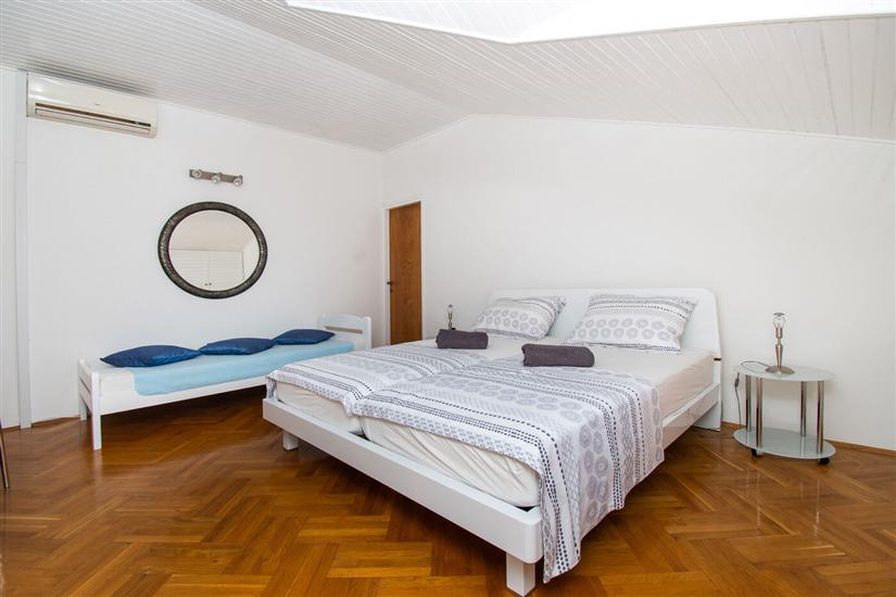 Room S1, for 2 persons