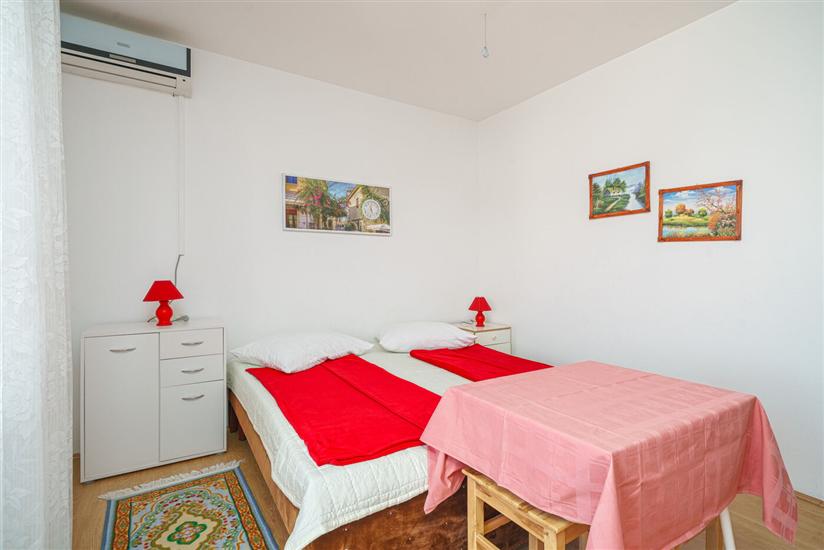 Room S1, for 2 persons