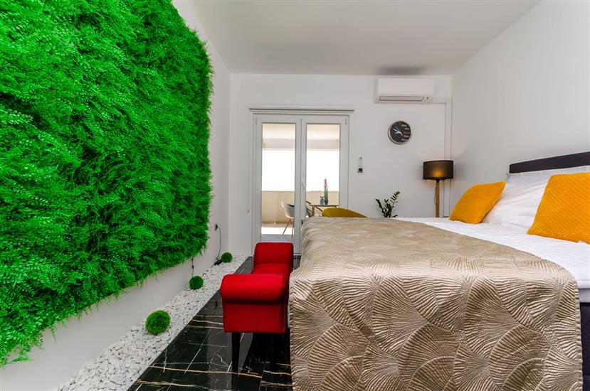 Room S1, for 2 persons