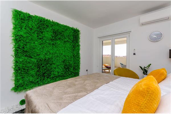 Room S1, for 2 persons