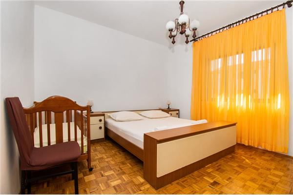 Apartment A1, for 5 persons