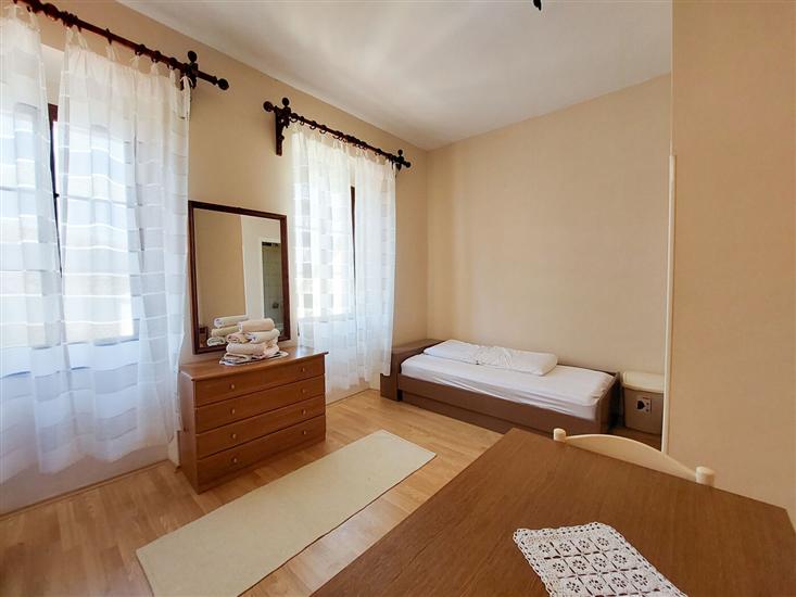 Room S1, for 3 persons