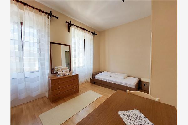 Room S1, for 3 persons