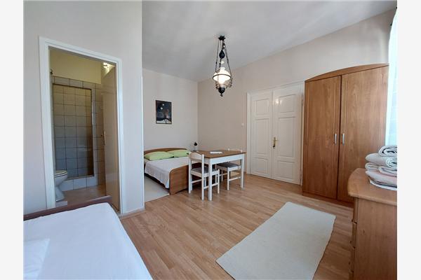 Room S1, for 3 persons