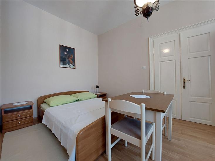 Room S1, for 3 persons