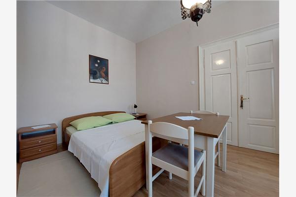 Room S1, for 3 persons