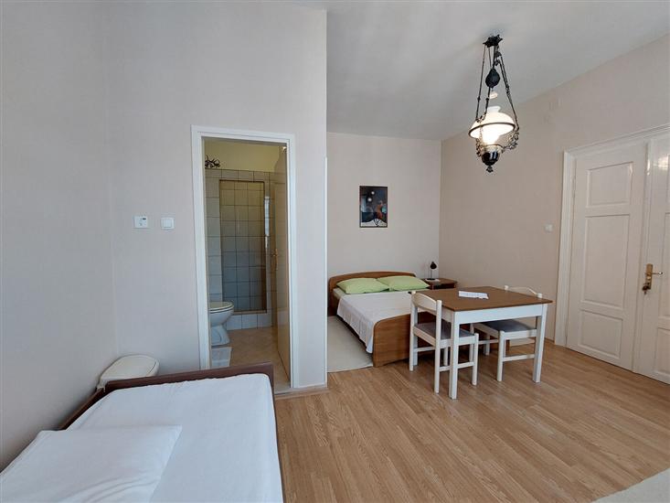 Room S1, for 3 persons