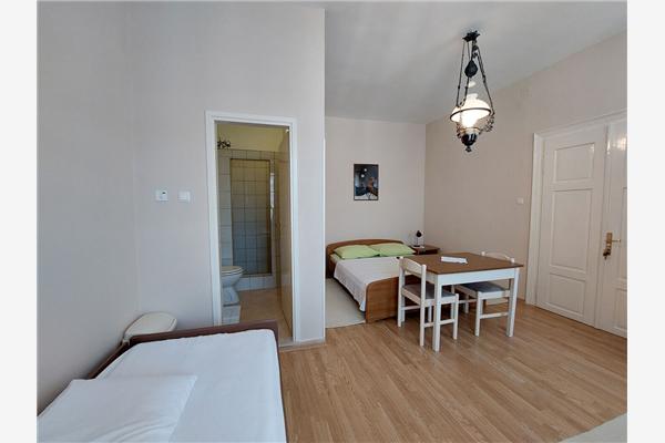 Room S1, for 3 persons