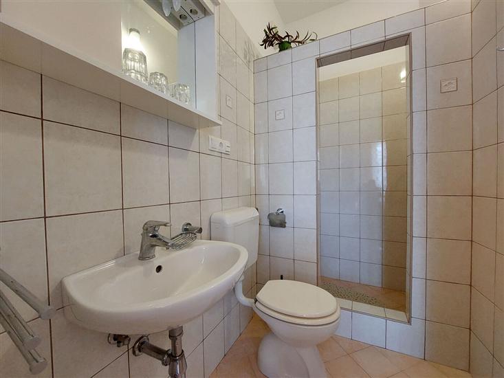 Room S1, for 3 persons