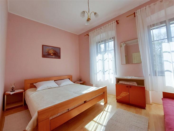 Room S2, for 3 persons