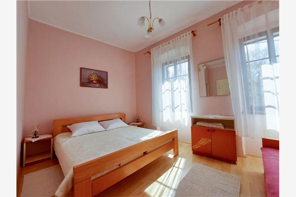 Room S2, for 3 persons