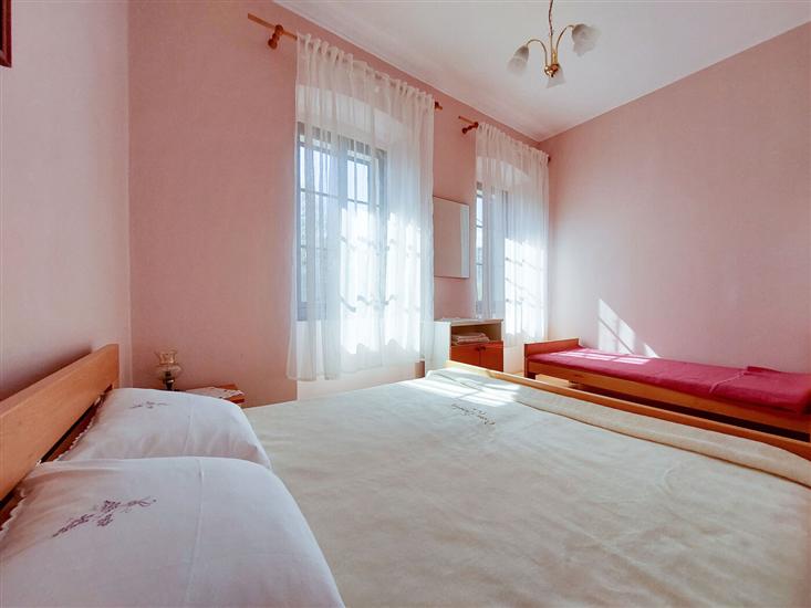 Room S2, for 3 persons