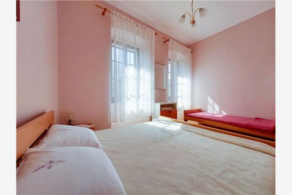 Room S2, for 3 persons